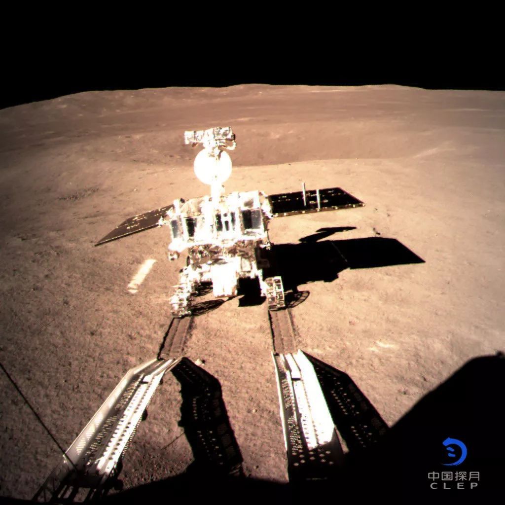 上图为嫦娥四号着陆器监视相机C拍摄的“玉兔二号”巡视器走上月面影像图