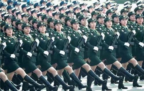 刘晓雨在阅兵式中（左四）