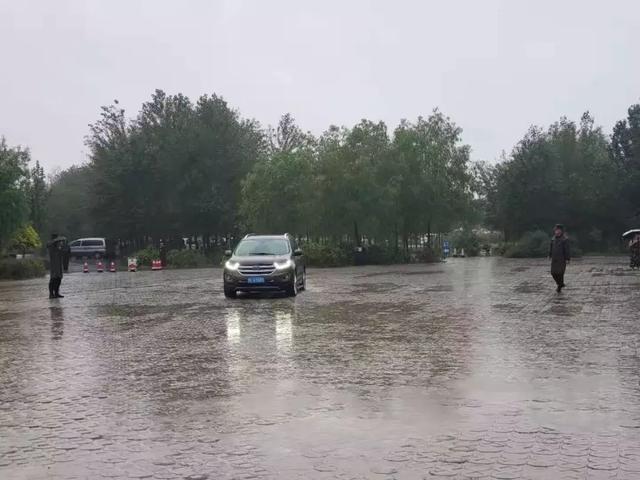 暴雨中疏导车辆的安保战士