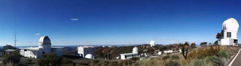 澳洲天文之都Coonabarabran。图中白色的建筑里都住着一台天文望远镜。照片提供：立夏