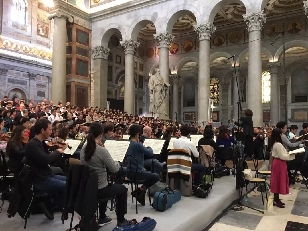11月11日，西本智实与乐团和合唱团在圣保罗大教堂走台威尔第《安魂曲》