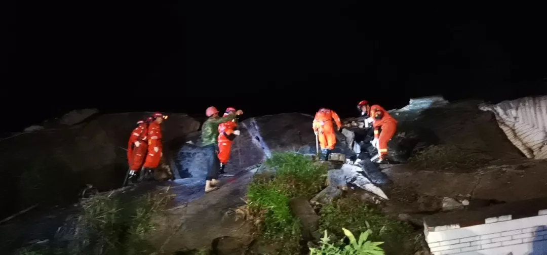 △6月18日，在长宁县双河镇，救援人员搜救地震中被困人员。新华社发 陈锐 摄