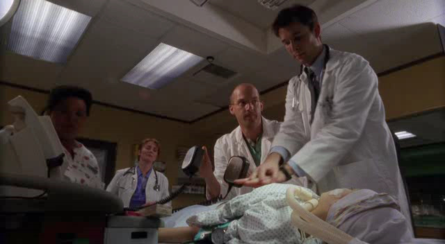 电击除颤的场景在医疗剧中很常见。图片来源：美剧《急诊室的故事》