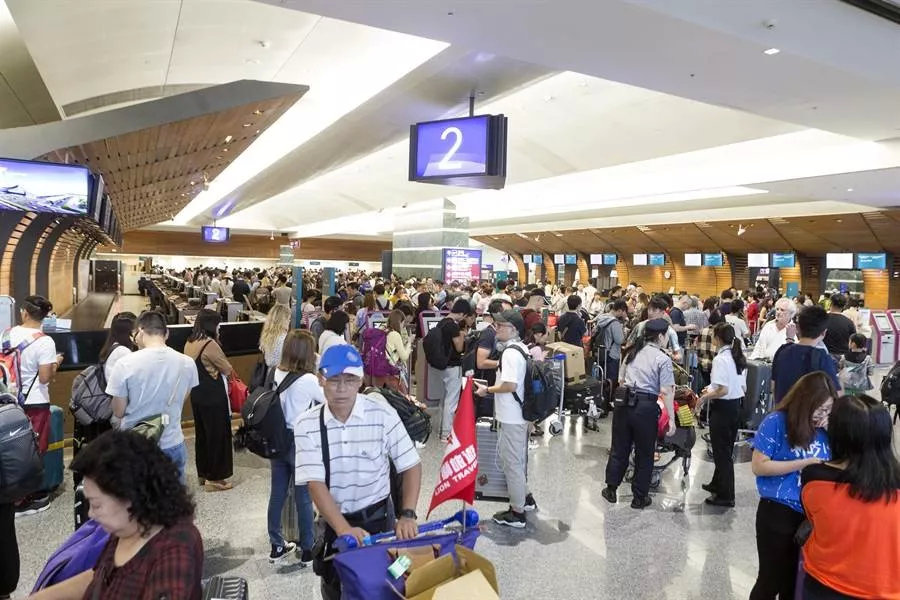 香港机场恢复作业，但仍有部分航班取消