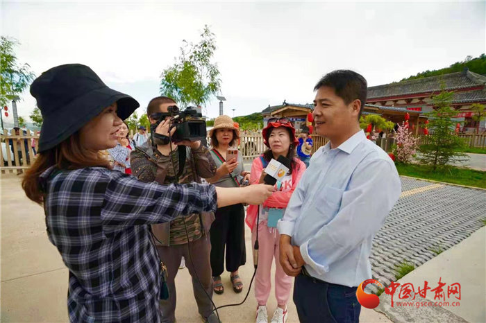 姜平接受记者采访