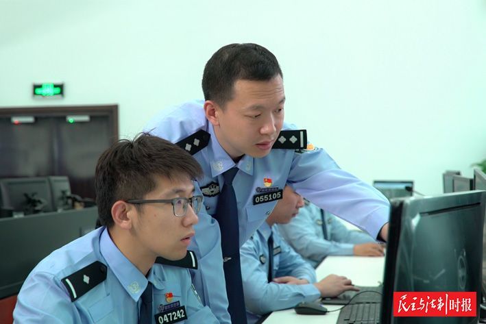 北京副中心警察师徒张旗（右）和魏建力