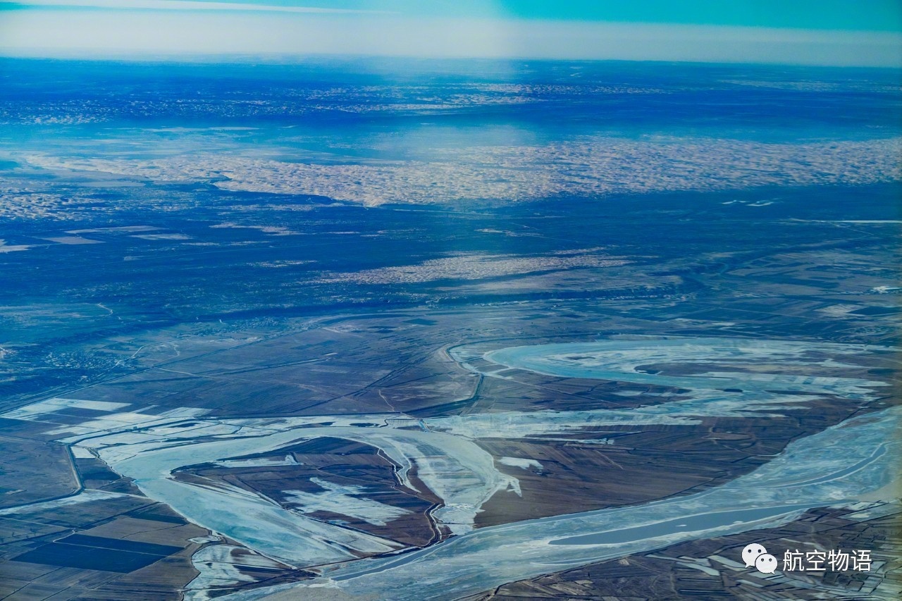 黄河与远处的库布齐沙漠