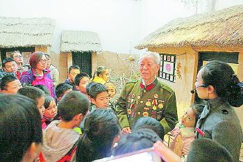 老英雄给孩子们讲述战争年代的故事。