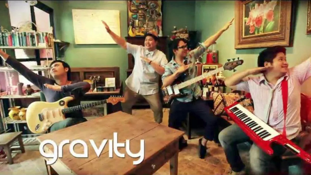 Faai（右二）与朋友组成的乐队Gravity在清迈小有名气