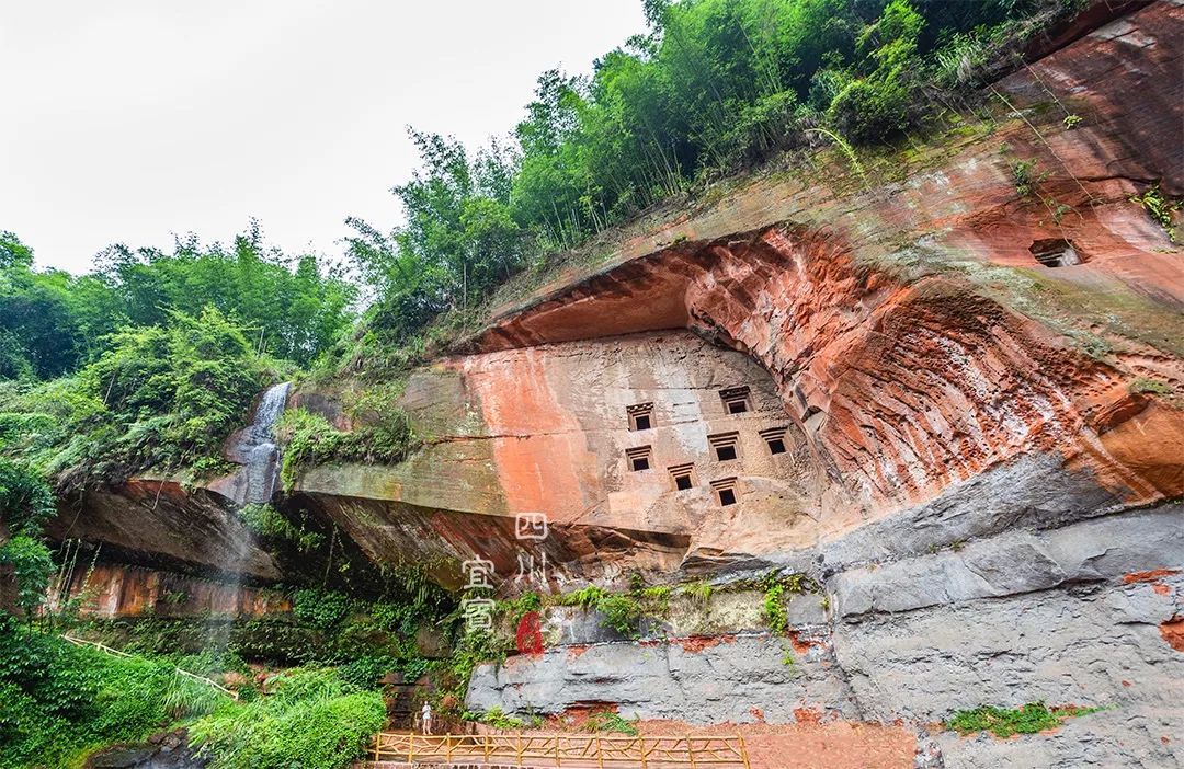 四川的大山里有个“清凉秘境”，峭壁上竟藏着7个神秘的石洞