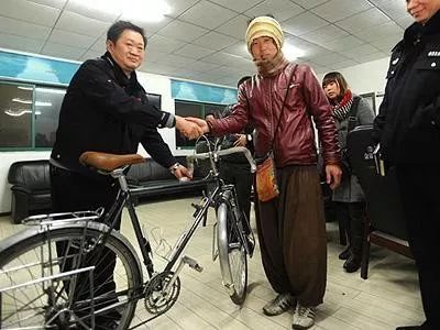 2012年，一名日本骑车环球旅行者在武汉“弄丢”了自行车，武汉警方迅速找回