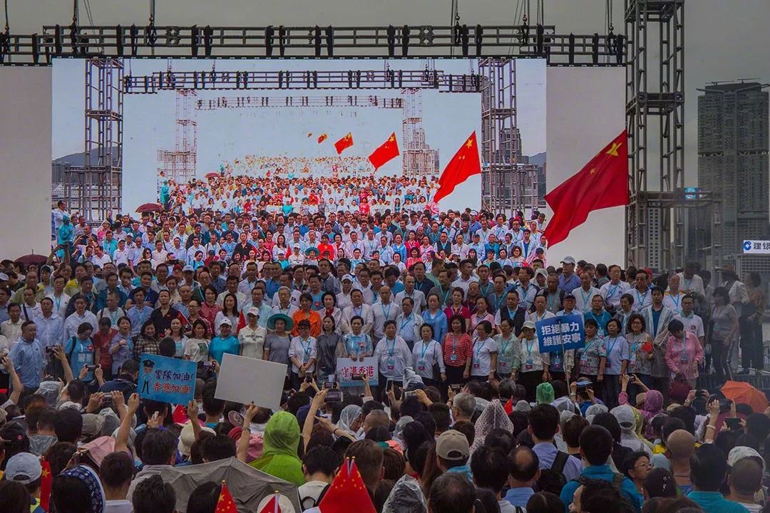 周六，香港市民在添马公园举行“反暴力，救香港”集会，参加人数达47.6万