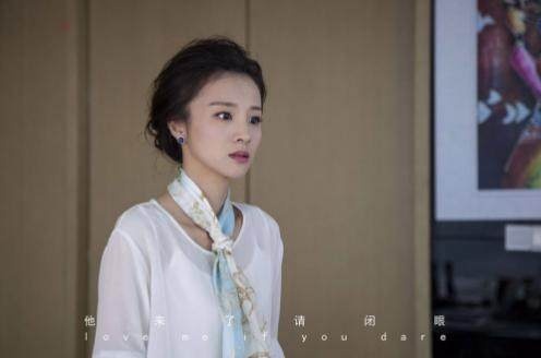 她是《认真的雪》的女主，丈夫陈龙曾恋上蒋欣，如今婚姻幸福