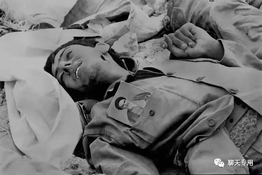 图 一名阵亡的伊朗童子军，胸口露出半张霍梅尼的照片。