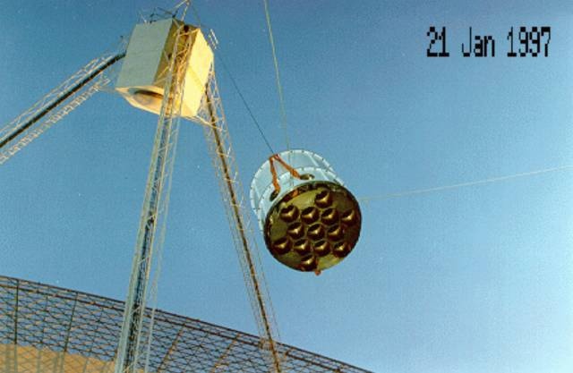 正在吊装的帕克斯望远镜13波束接收机。图片来源：CSIRO