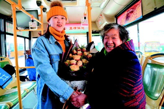 ◥郭老太为张钰敏献上一束鲜花,表达自己的感谢。