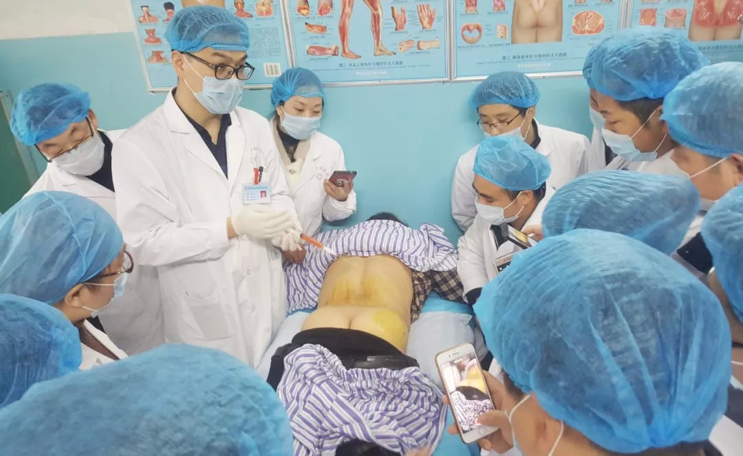 利用课间休息，学员在专科医院进行临床病例操作实习，韩老师边讲解、边治疗，理论结合