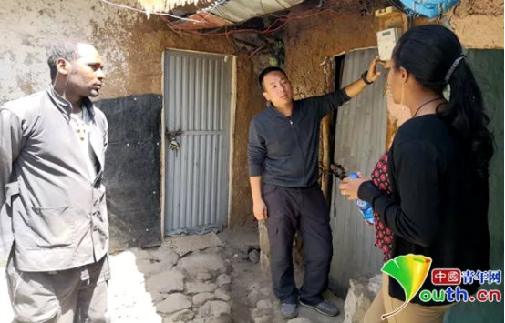 姚宏(中)在检查亚的斯亚贝巴自治行政区线路入户施工质量。资料图