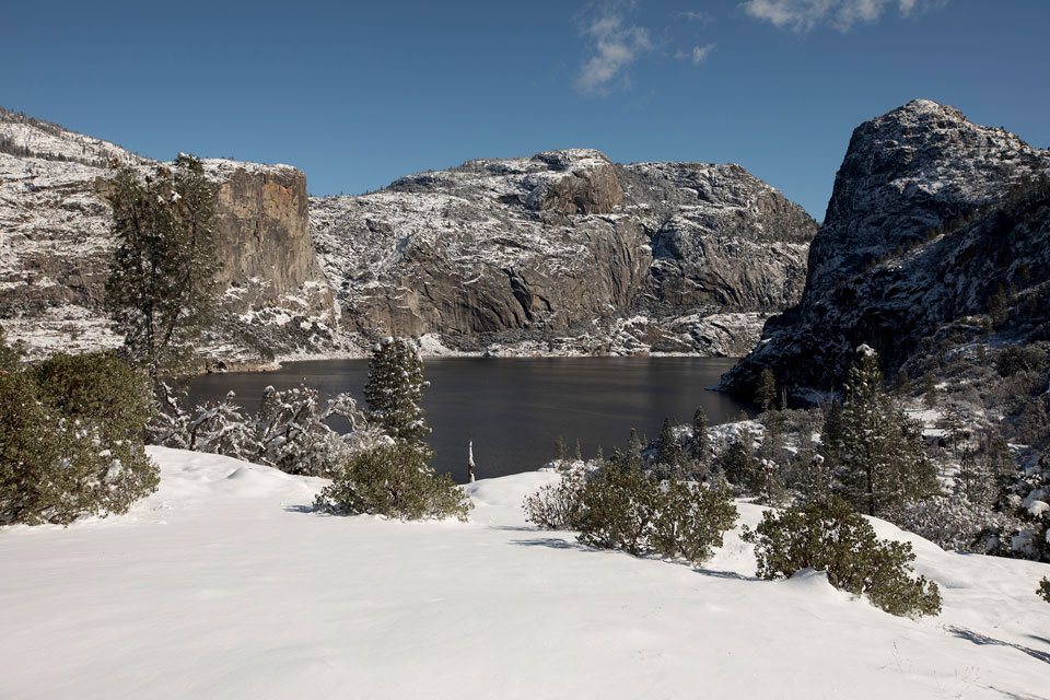 赫奇赫奇水库冬季雪景。左前方的陡峭岩壁就是周艾伦试图下山的地方（国家公园管理局网站/Amanda Swinhart）