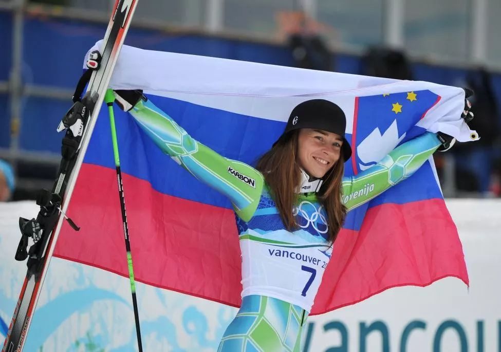 滑雪世界冠军 Tina maze 身后飘扬的斯洛文尼亚国旗。图片来源：alamy.com