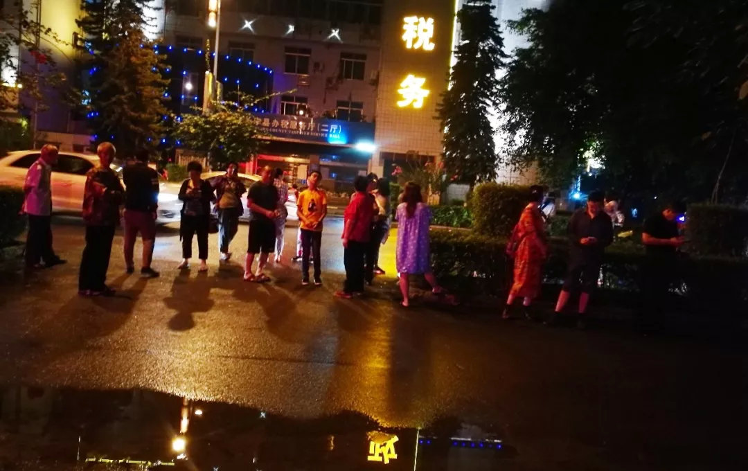 △6月17日，在长宁县城，震后人们来到安全地带。新华社发