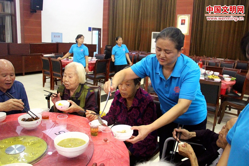 2018年中秋节，廖月娥为敬老院的老人们准备了家宴。长沙文明网记者龙莉 摄