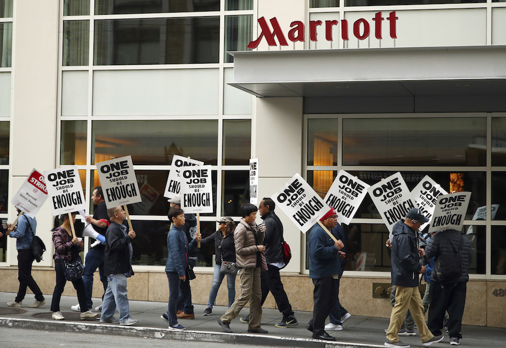 今年在美国爆发的万豪酒店员工要求改善待遇的罢工浪潮中，工人们得到大学马克思主义学生社团的大力支持。这是10月4日旧金山万豪酒店工人在举行罢工示威。（美联社图片）