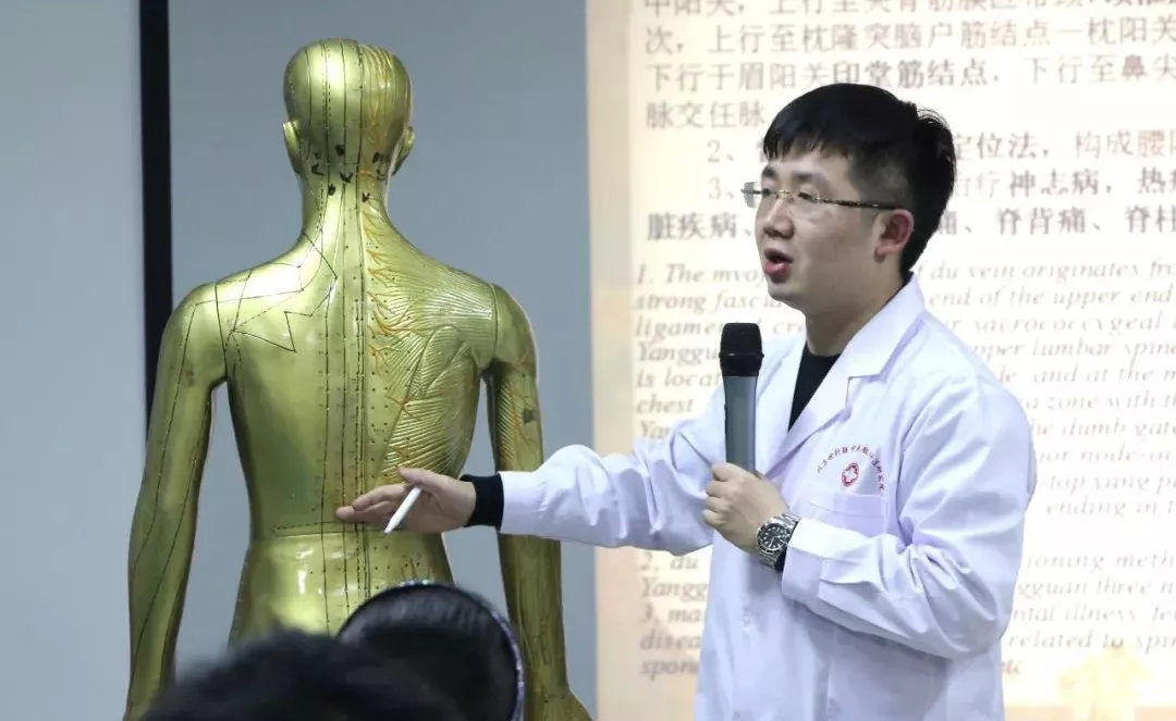 吴军瑞老师在课堂上为学员讲解腰椎病定位及针法操作指导