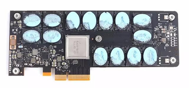▲拆下散热装甲之后可以看到，英特尔傲腾SSD 900P的主要芯片均配备的散热贴片。