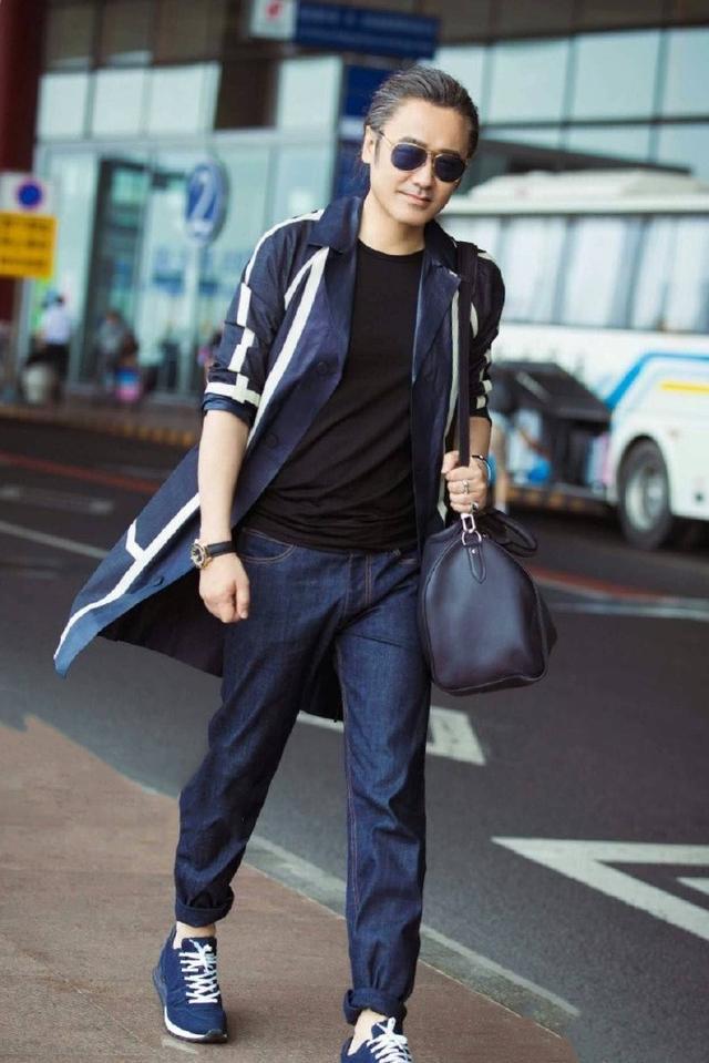 52岁吴秀波机场街拍，夹克配牛仔裤真挺瘦，只是须发花白显油腻