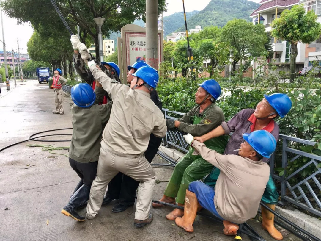 7月11日，连江电力公司工作人员积极抢修电路。来源：颜伟