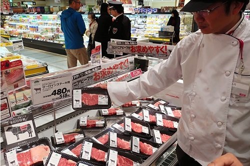 日本东京都目黑区永旺商场的澳洲牛肉降价（日本《朝日新闻》网站）