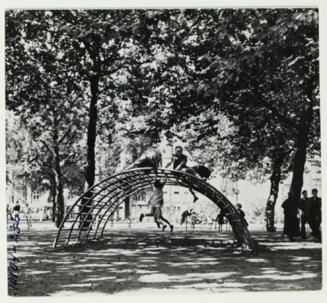 ▲ 当时的儿童在凡艾克设计的游乐园里欢快玩耍，图片来源：阿姆斯特丹城市档案馆