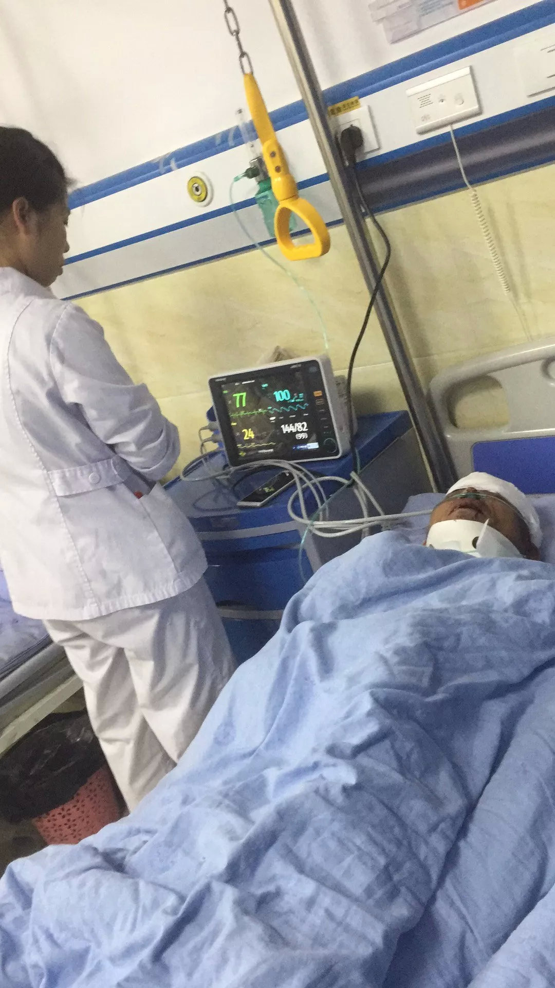 △6月18日，在长宁县中医院，医务人员救治地震中的伤者。新华社发 万敏 摄