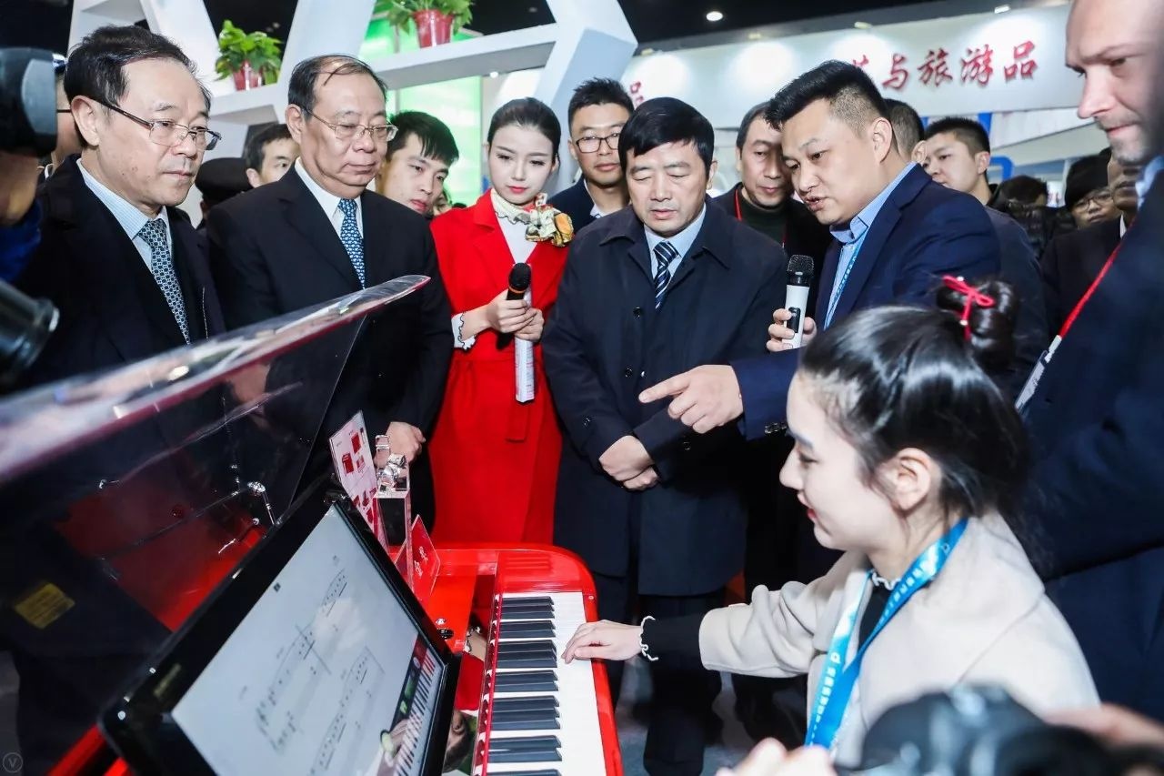 華熊科技-克洛斯威智能鋼琴斬獲工業設計金獎