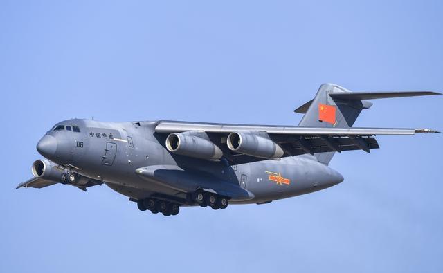 10月17日，运-20在航空开放活动上进行飞行展示。新华社记者 林宏 摄