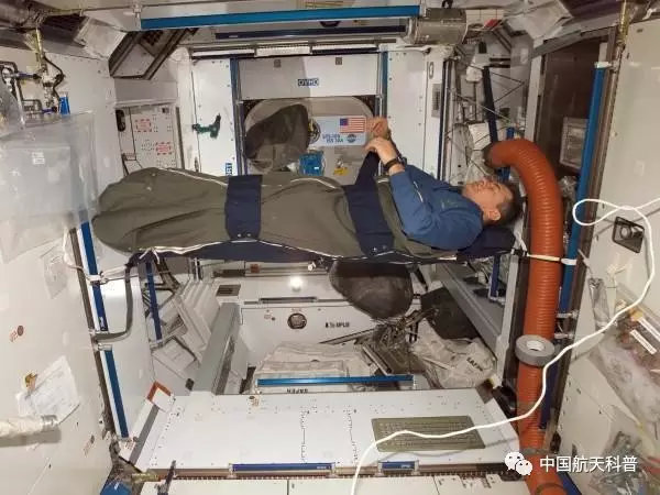 在太空中睡觉时需要固定睡袋的位置