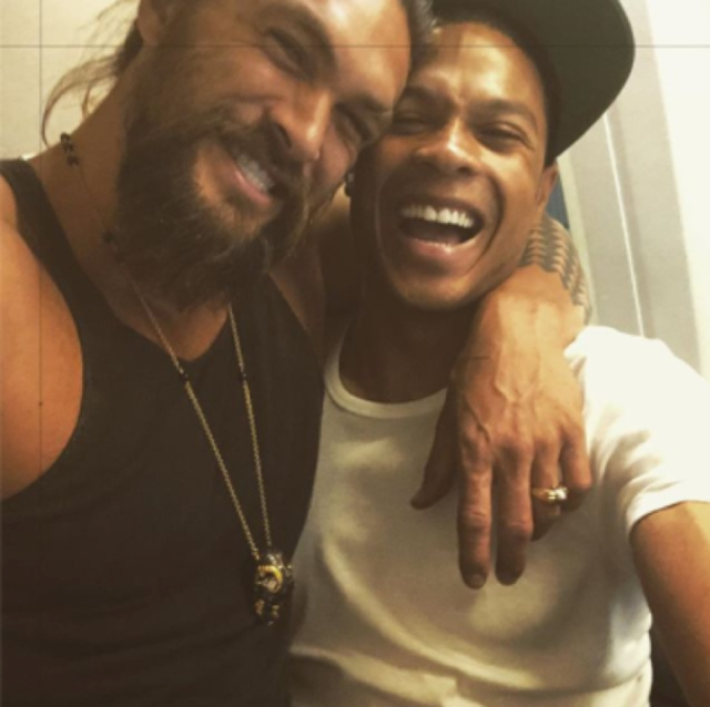 杰森和雷在飞机上。没见过超级英雄们笑成这样吧？图片来源：Instagram