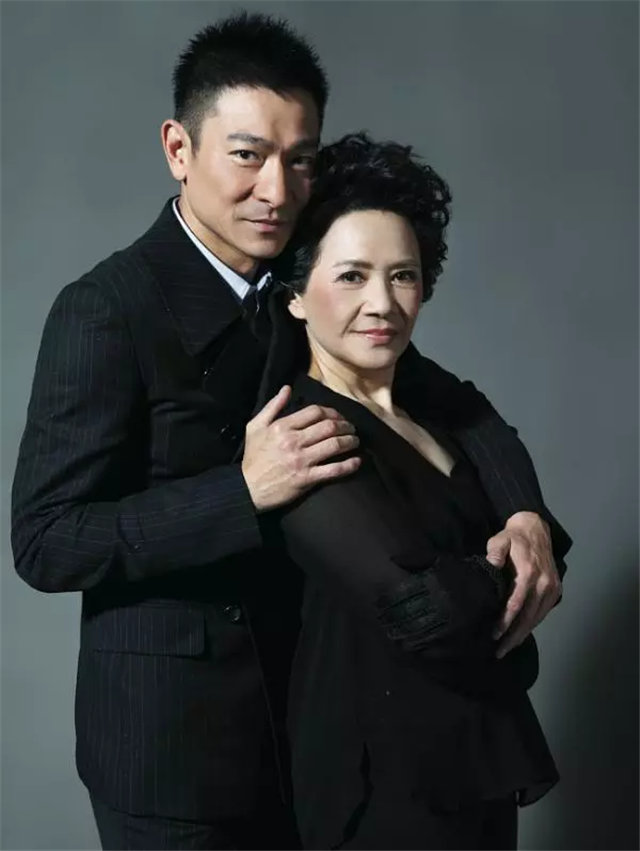 香港娱乐圈“干亲”组合：成龙梅艳芳和歌神老婆原来是“干兄妹”