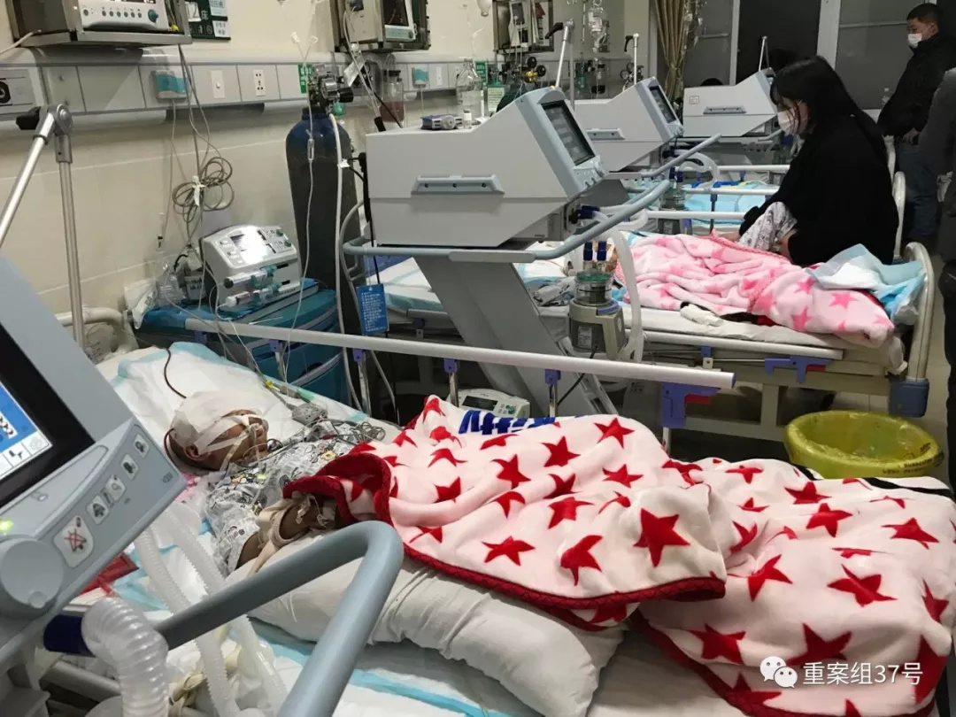 ▲镇雄县第一人民医院重症监护室，受伤的四个孩子在此医治。