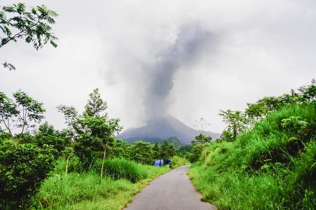 在印尼火山爬如果发现这个迹象 一定要及时撤离