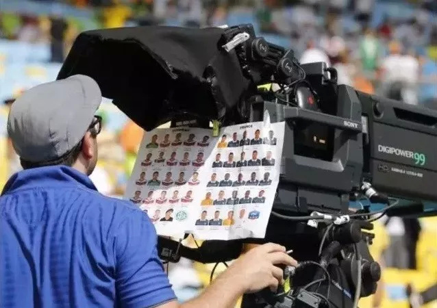 如何用「手机+稳定器」的简单设备拍出世界杯球赛既视感？