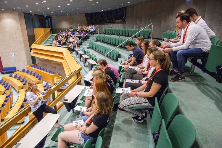 ▲ 荷兰中学生参观国会，图片来源：ProDemos官网