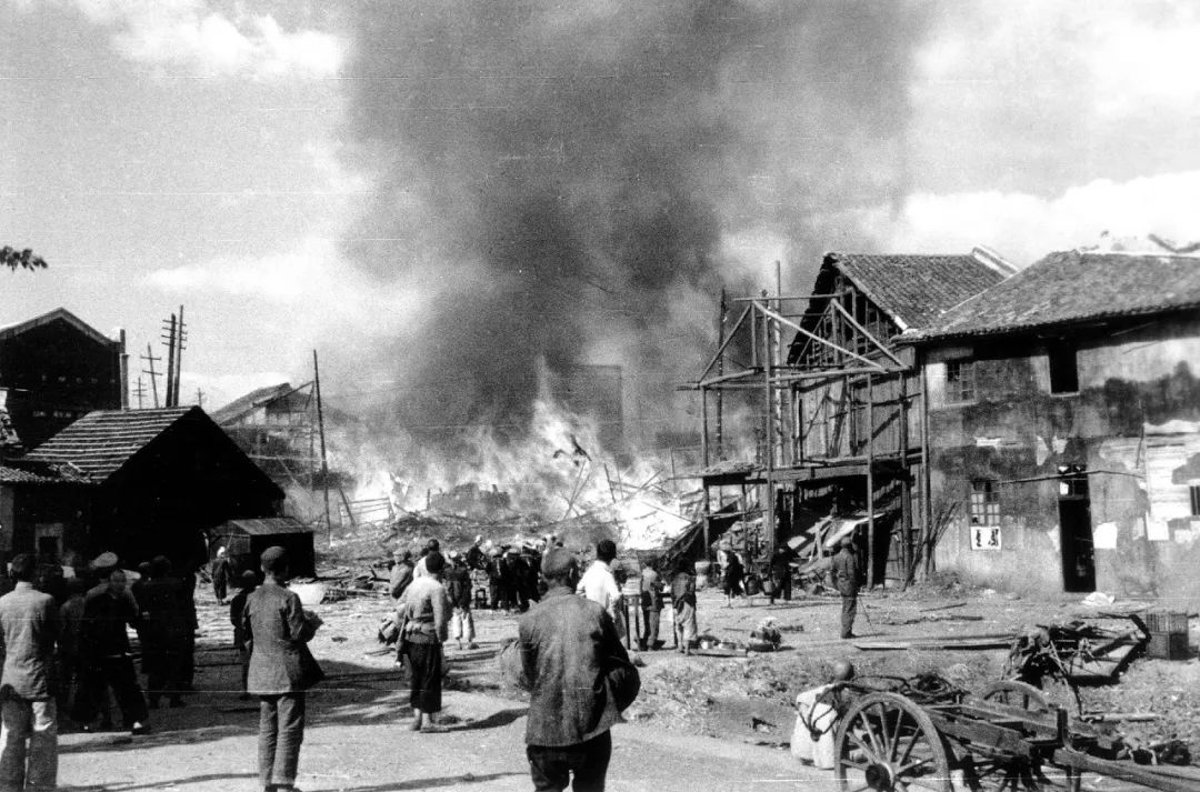 △1939年9月，日军轰炸长沙，市区燃起大火。