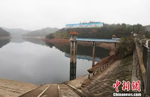 图为12月初拍摄的位于湖南省祁东县洪桥镇的红旗水库渡口。中新社记者 阮煜琳 摄