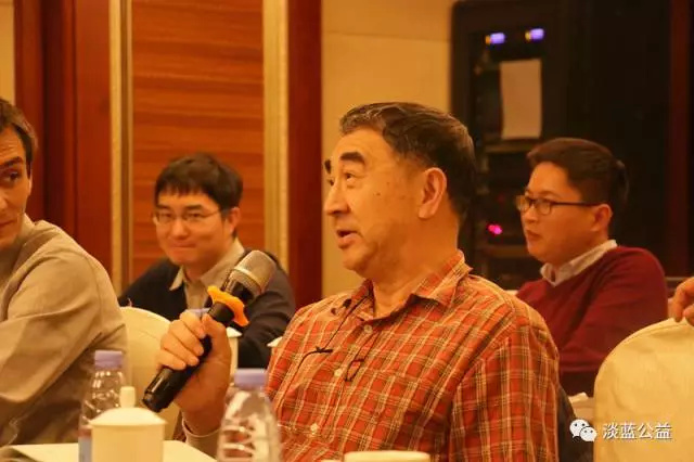 著名卫生专家、中国疾病预防控制中心研究员王若涛教授主持相关论题讨论