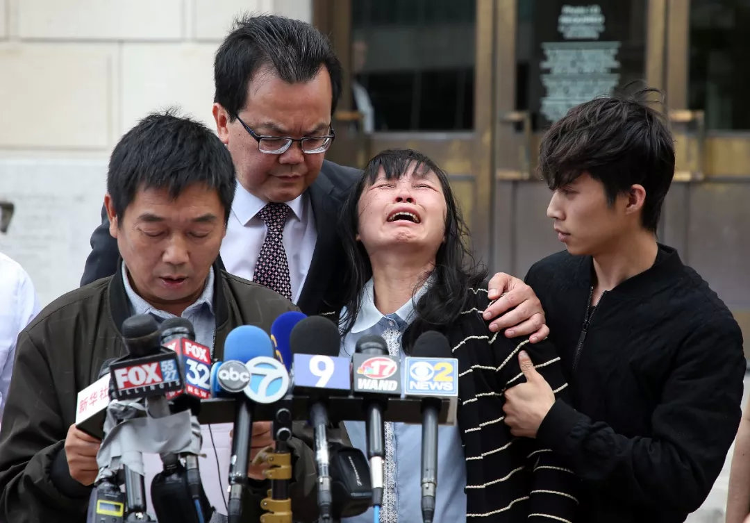 陪审团判决结束当天的章莹颖母亲。图/视觉中国