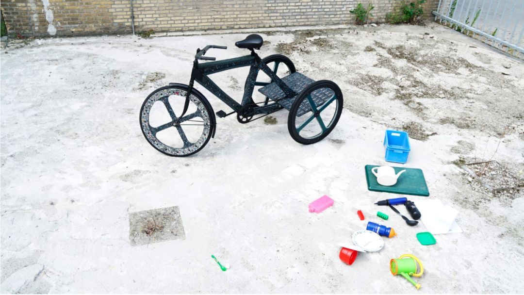 ▲ Thomas Hoogewerf用塑料打造的三轮车。图/Dezeen