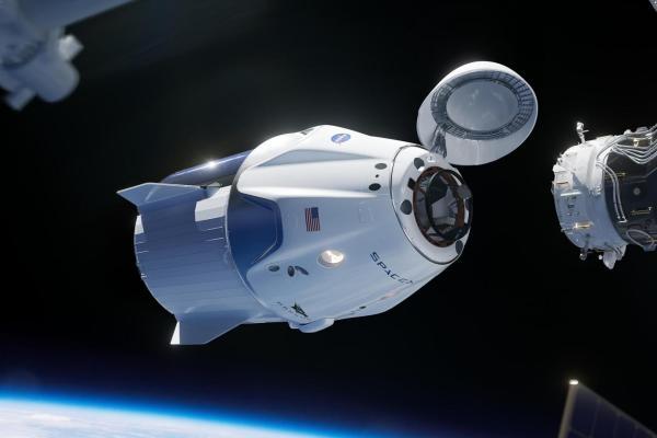 龙-2载人飞船成功对接，人类载人航天进入新纪元