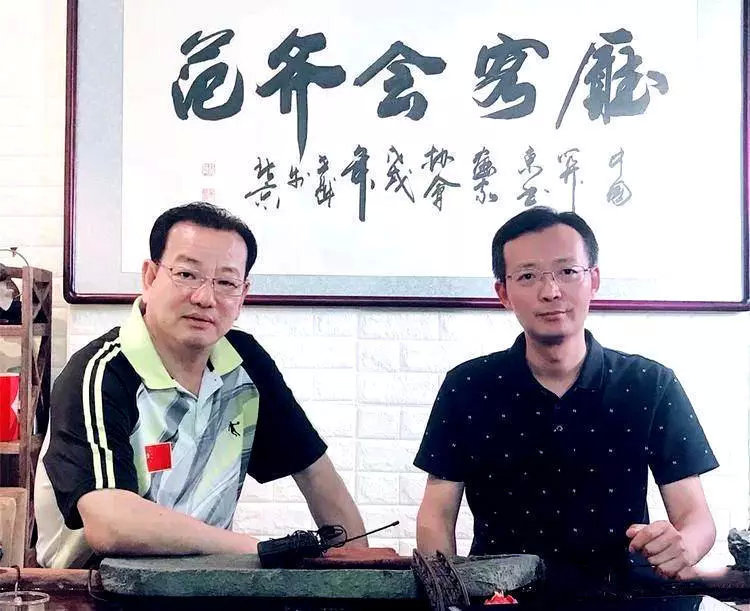 范庆骅教授（左）与徐健先生